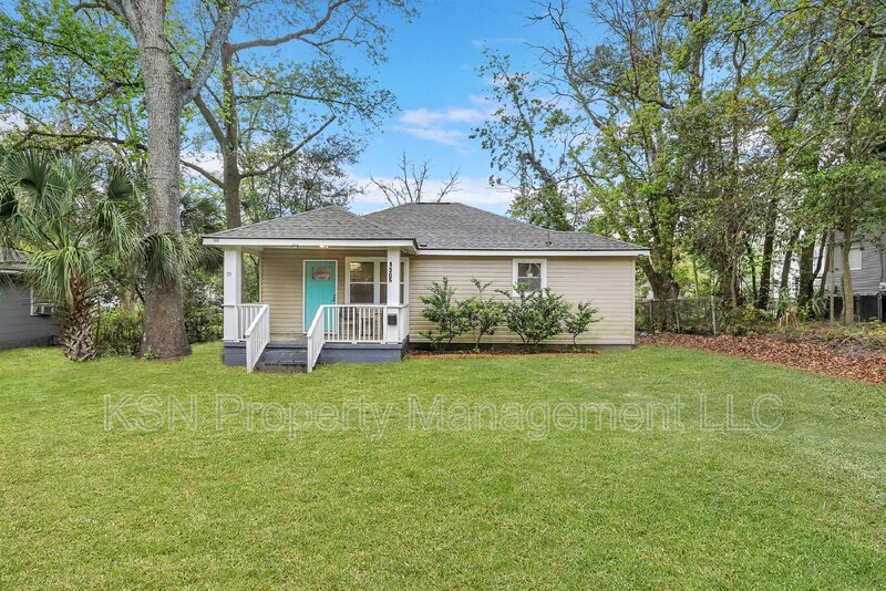 Savannah House: 1305 E 32nd St