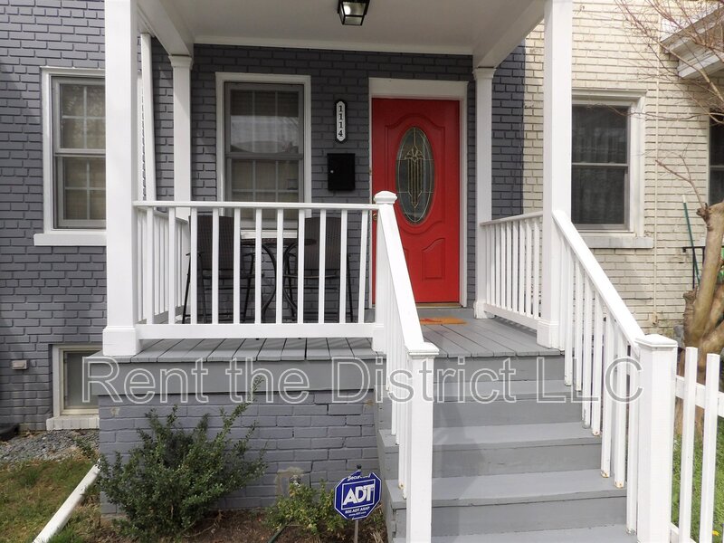 Washington House: 1114 Abbey PIace NE