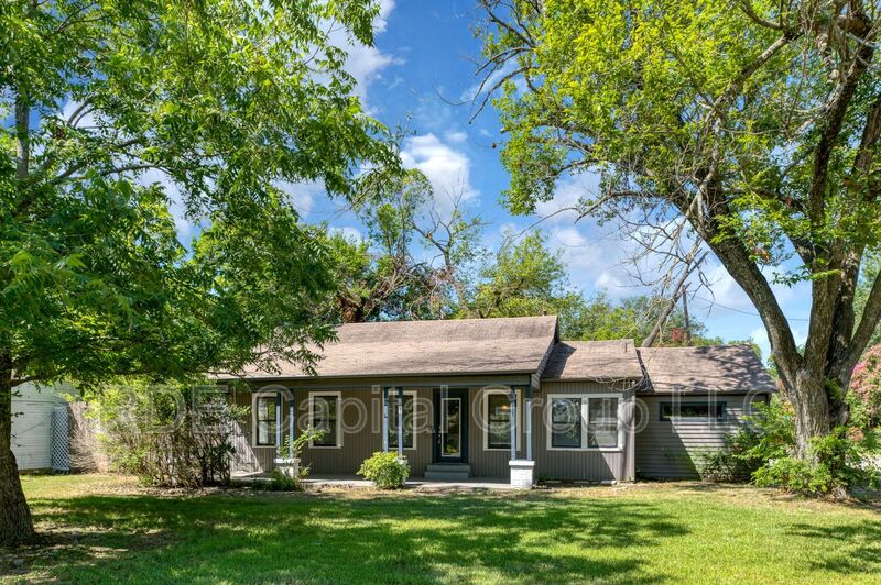 Terrell House: 207 Hackberry St