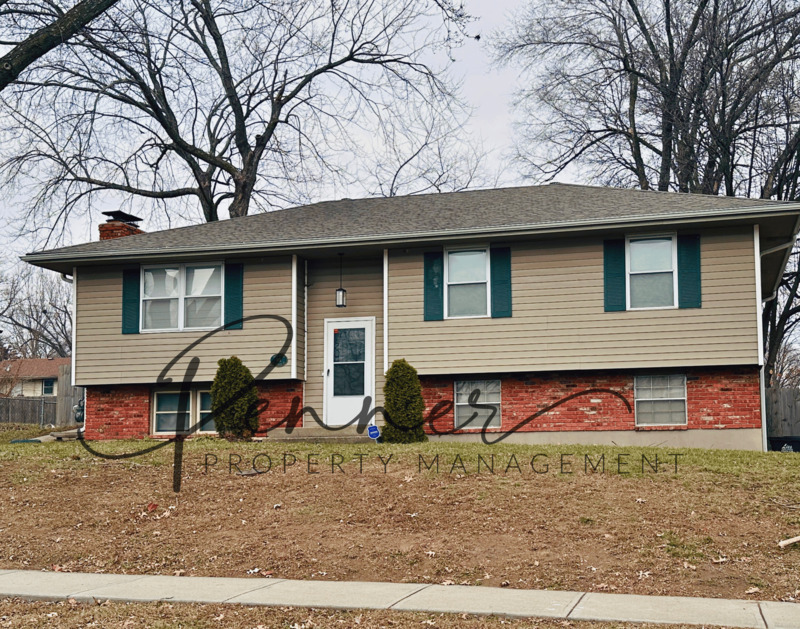 BLUE SPRINGS House: 101 SW CHICAGO ST