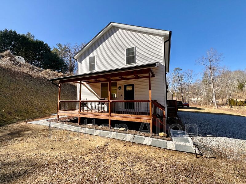 Arden House: 305 Glenn Bridge Rd