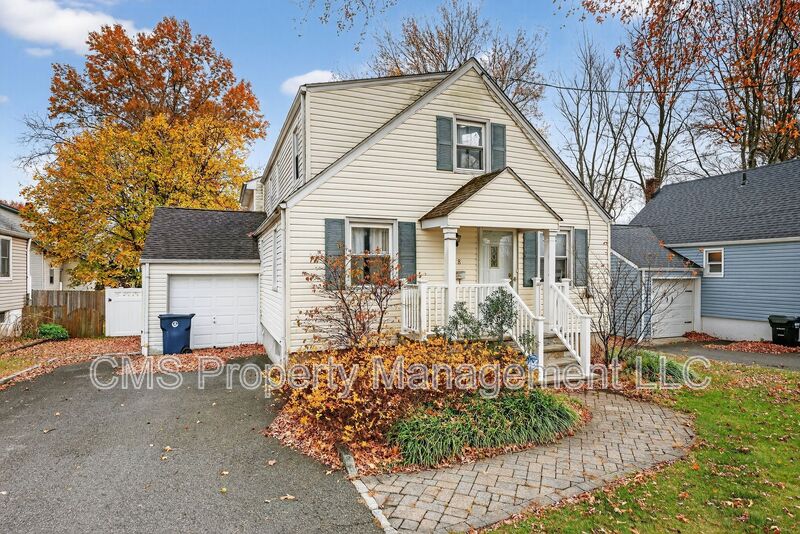 Fanwood House: 128 South Ave