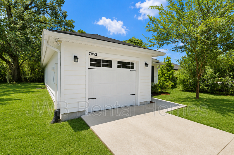 Jacksonville House: 7952 Dekle Ave