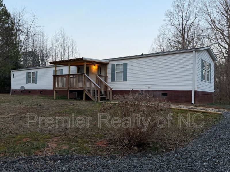 Advance House: 117 Spring Valley Lane