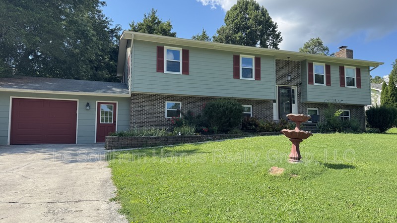 Athens House: 1305 Ridgeway Circle