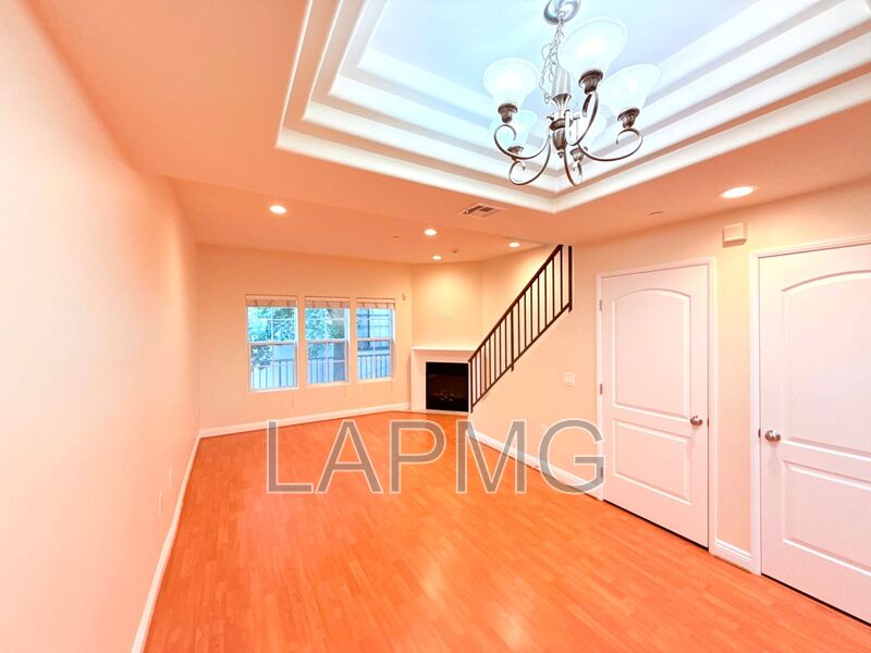 Studio City House: 12217 Moorpark St.
