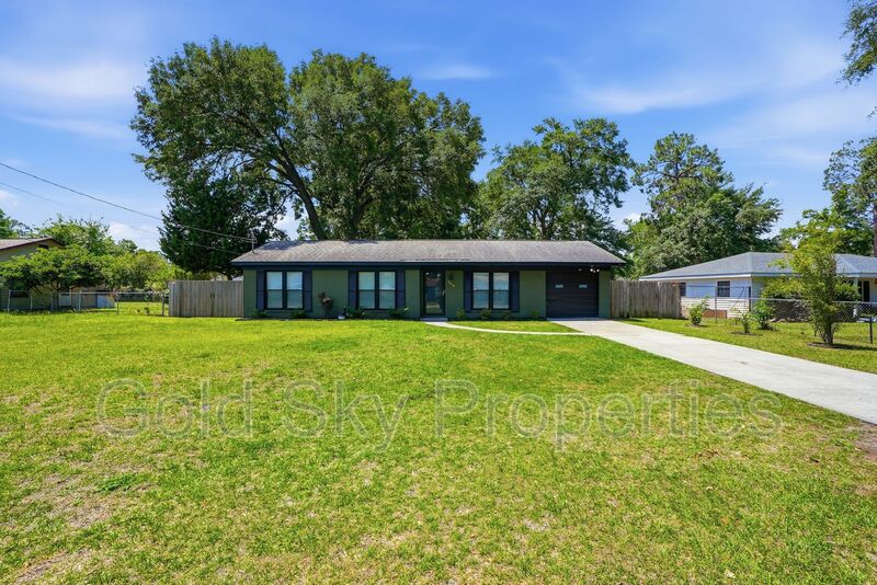 Hinesville House: 703 Pineview Ct