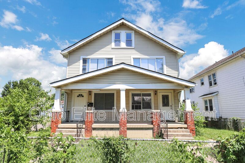 Columbus House: 74 N Powell Ave