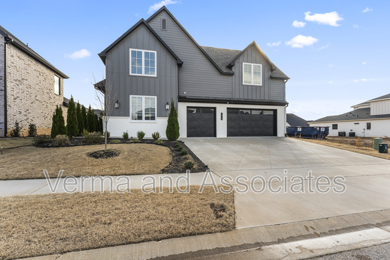 Bentonville House: 3505 SW Radiance Ave