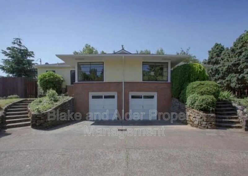 Portland House: 5226 SE CLINTON ST