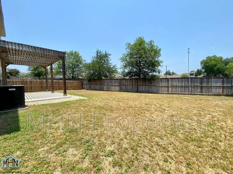Perfectly located and spacious 4 Bed/3 Bath in Boerne, off of IH-10 and Ralph Fair Rd. - Preview 24