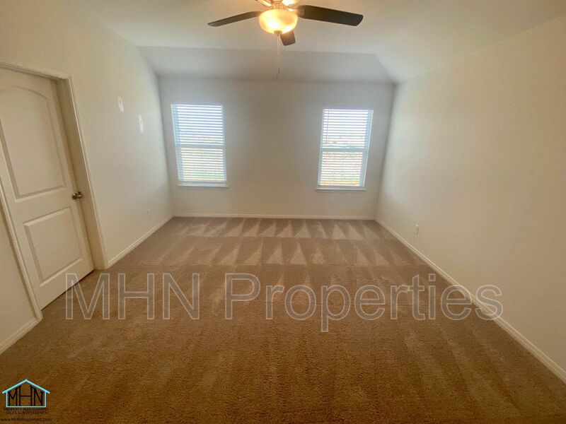 BEAUTIFUL 4 bed/2.5 bath in Converse that's a straight shot down 1604 from Randolph AFB! - Preview 8