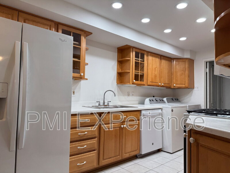 Largo Condo: 10246 Prince Place