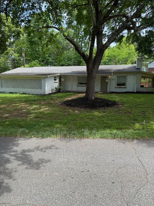 Spartanburg House: 1004 Blanton Place
