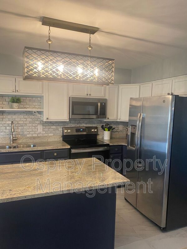 Stunning 4 bedroom with spacious finished room over the garage in Hickory School district. - Photo 4