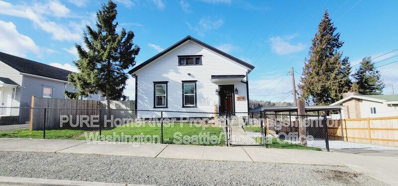 Tacoma House: 3216 E Roosevelt Ave