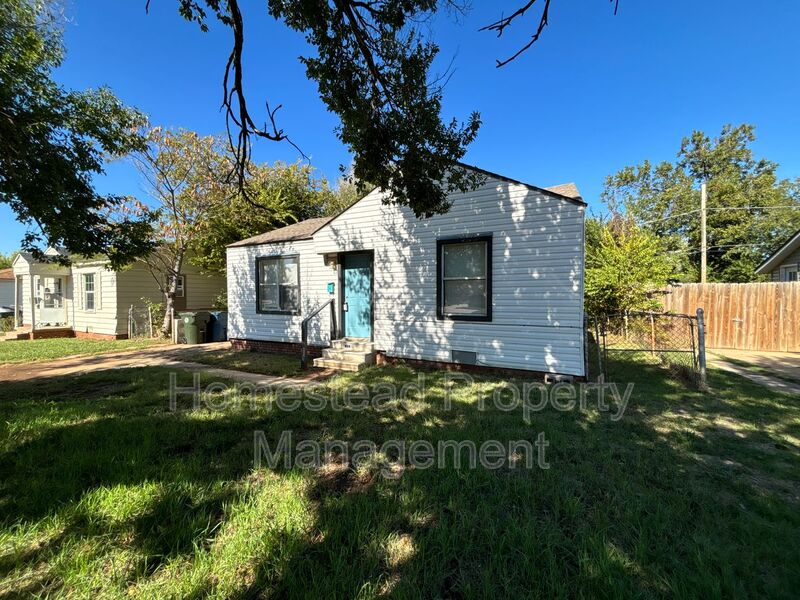 Midwest City House: 305 E. Jacobs Dr