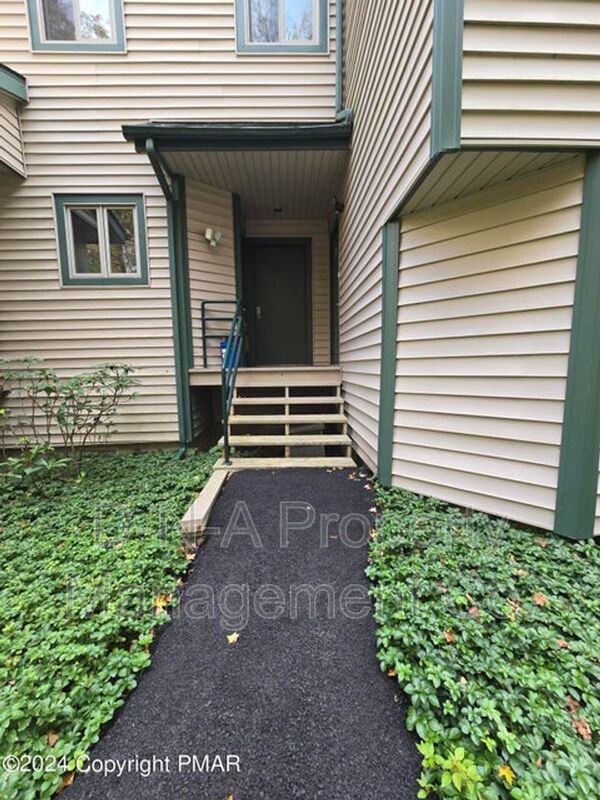 East Stroudsburg Condo: 352 Hollow Road