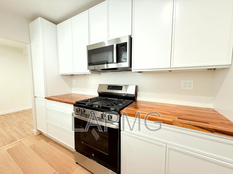 Burbank House: 2304 N Frederic St