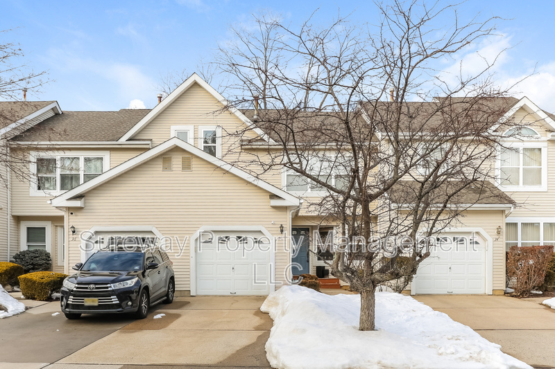 East Brunswick Townhome: 35 Treat Ln