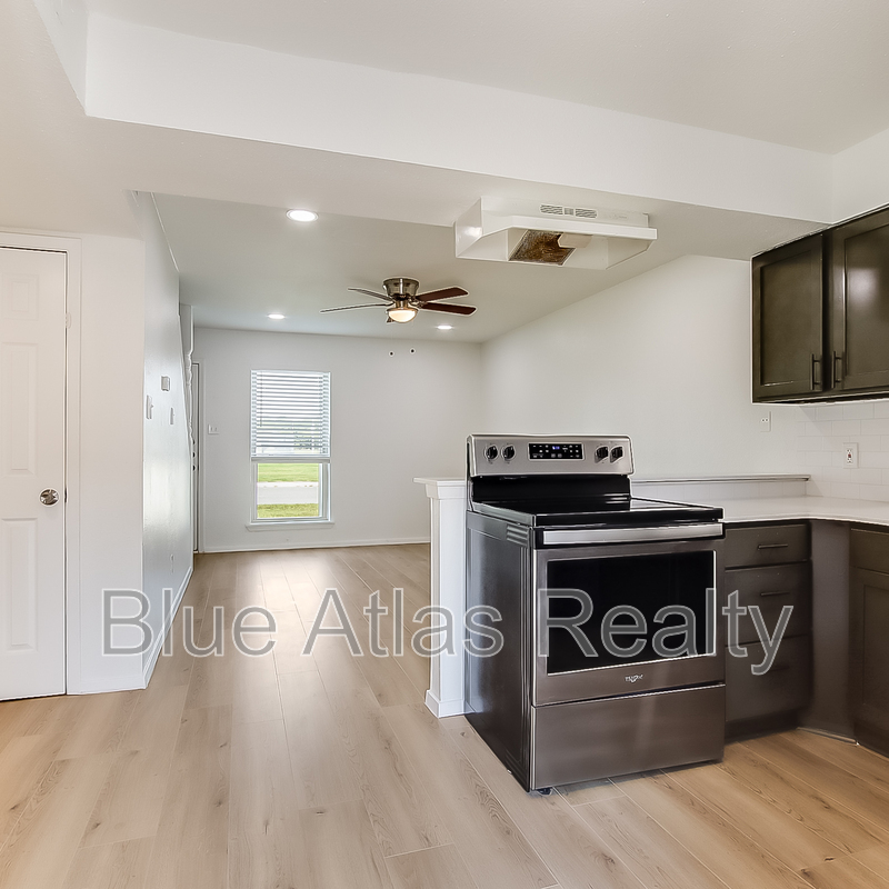 Everman Townhome: 408 Noble Avenue