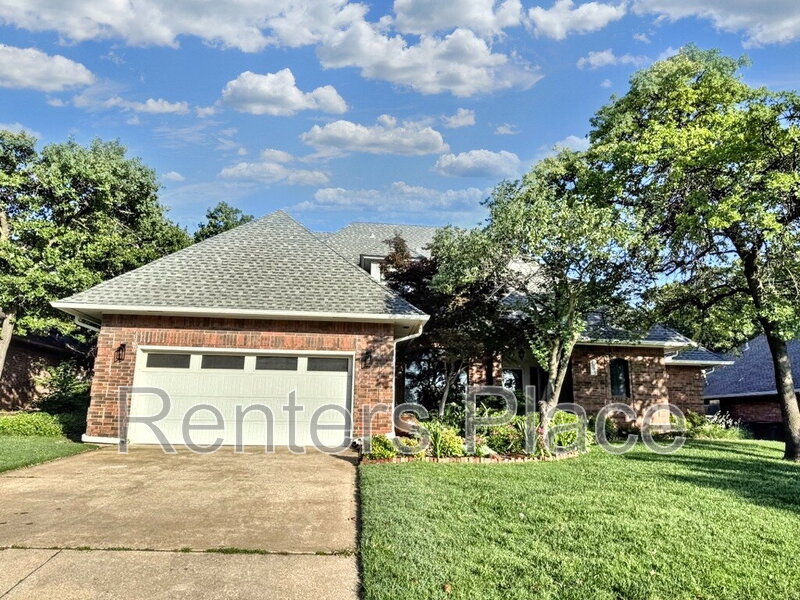 Edmond House: 2005 Mission Rd