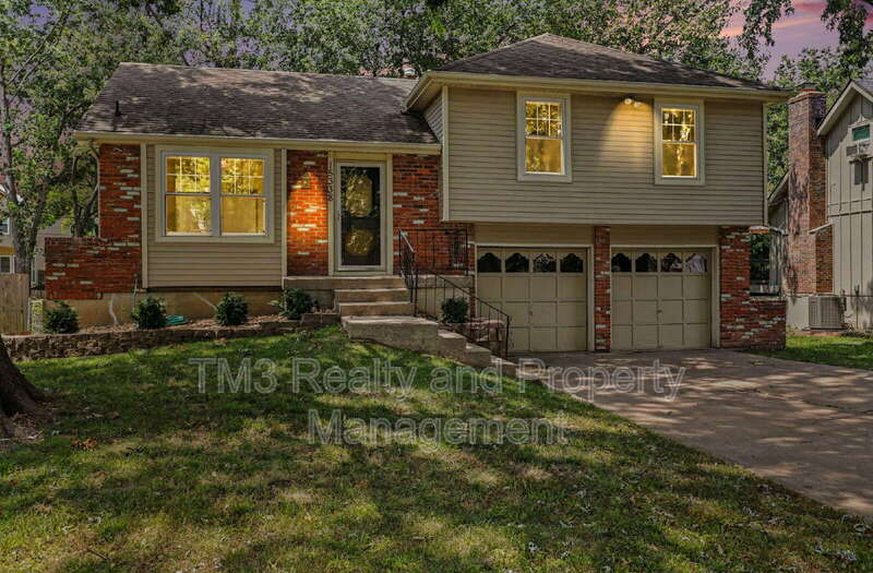 Olathe House: 15338 South Summertree Lane
