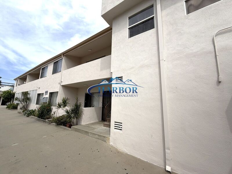 Inglewood House: 213 W Manchester Blvd