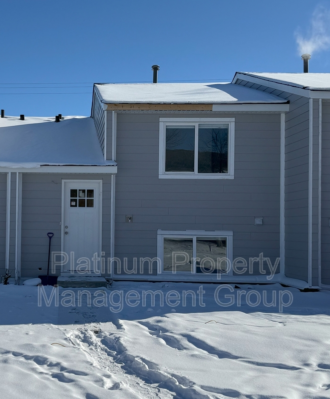 Calgary House: 4649 Hubalta Rd SE
