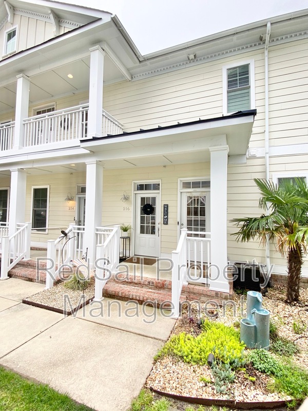 Hampton House: 216 S Second St
