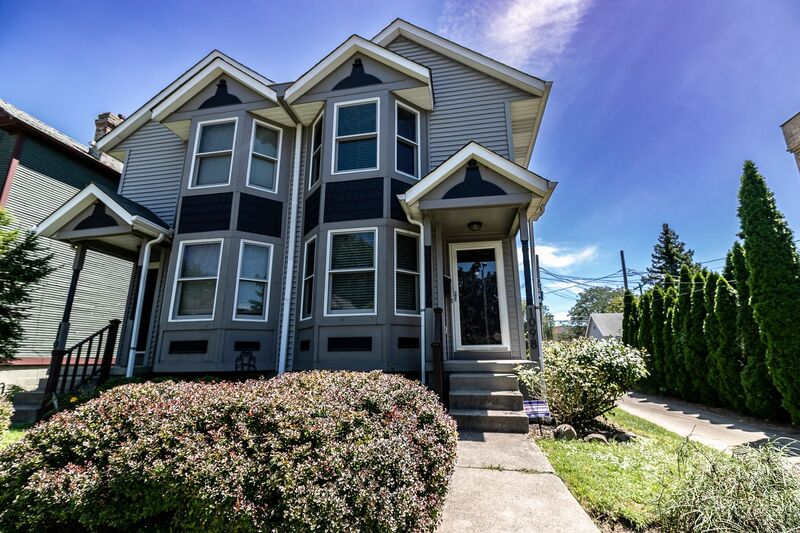 Columbus Townhome: 1098-1100 Highland St