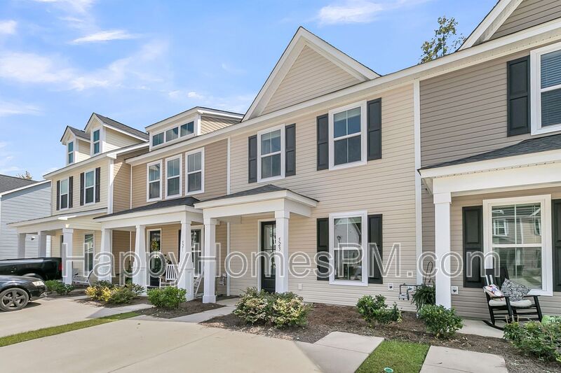 Summerville House: 523 Green Fern Drive