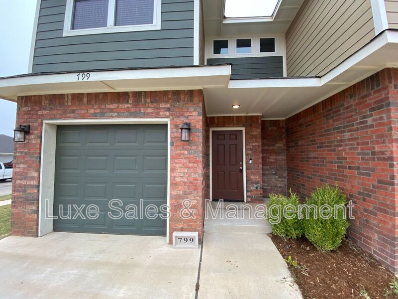 Moore House: 799 SW 14th St