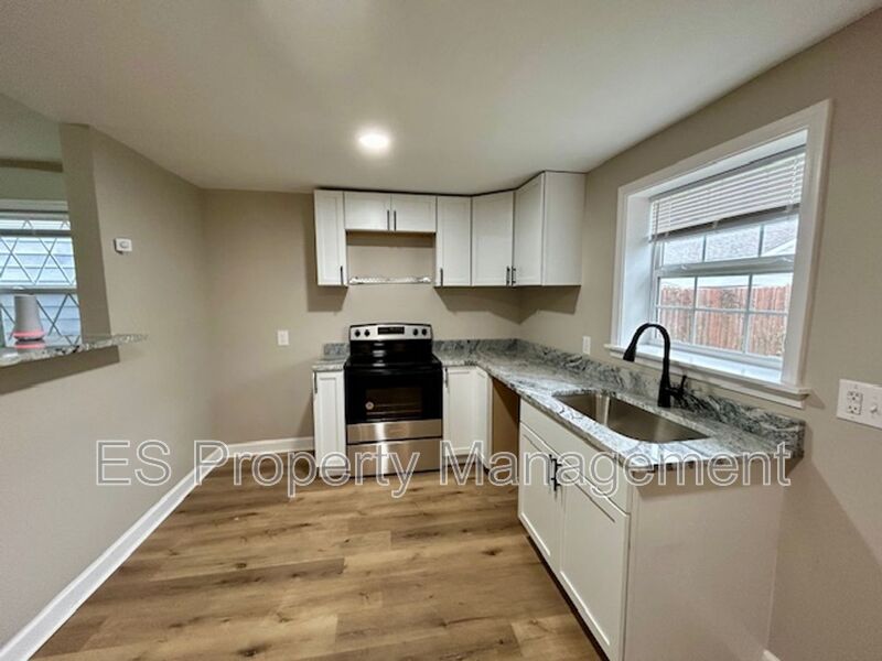 Newly renovated 2 bedroom, 1 bath home with detached garage!! - Photo 6