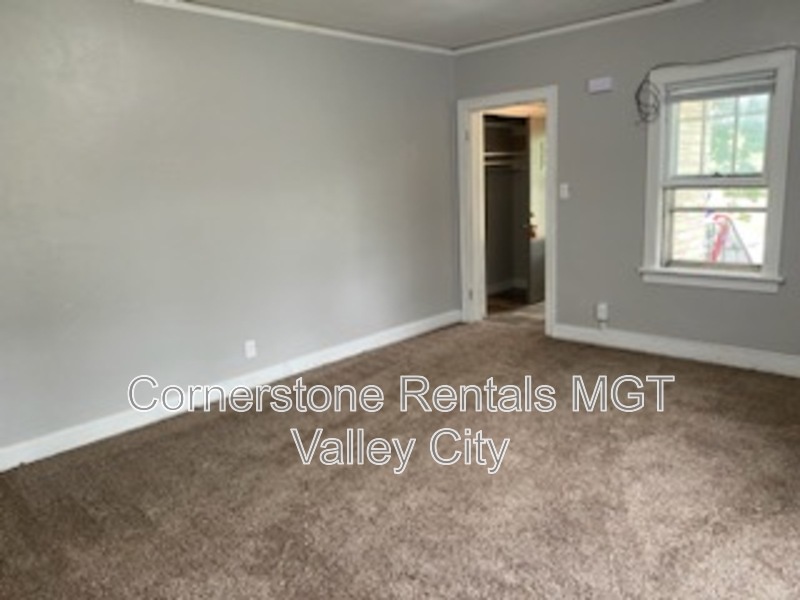 Valley City House: 208 5th Ave SW