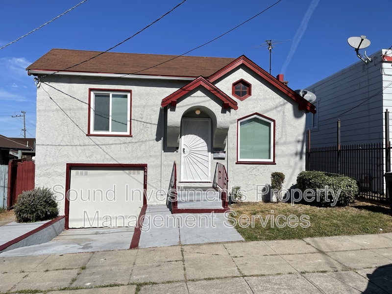 Oakland House: 2611 76th Avenue