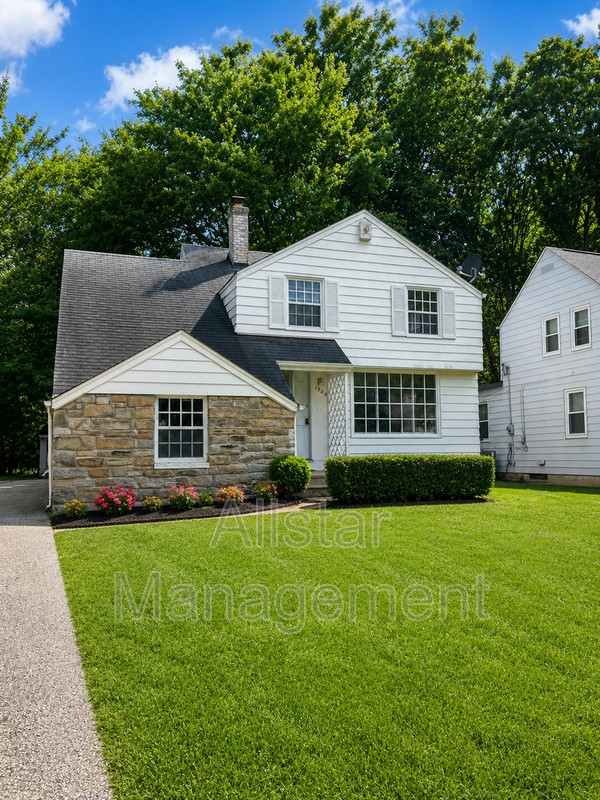 Warrensville Heights House: 19208 Shakerwood