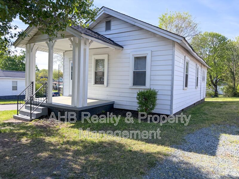 Burlington House: 1104 West Webb