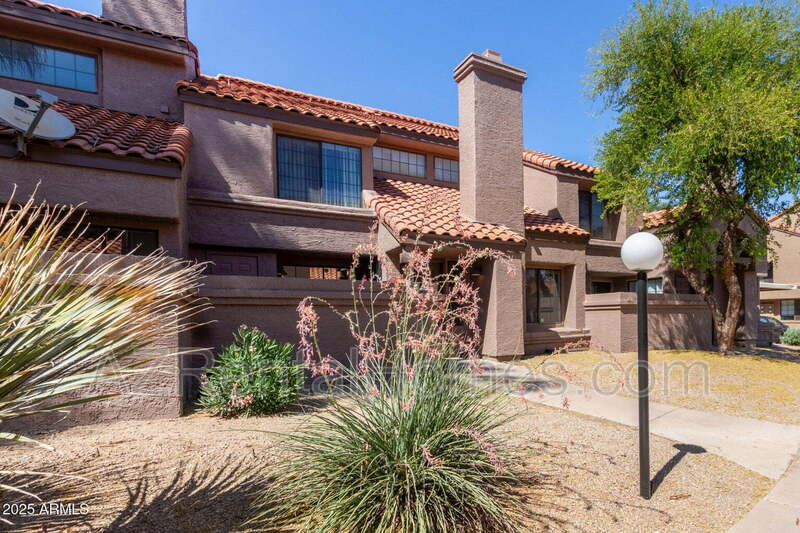 Tempe Townhome: 609 E Mesquite Cir