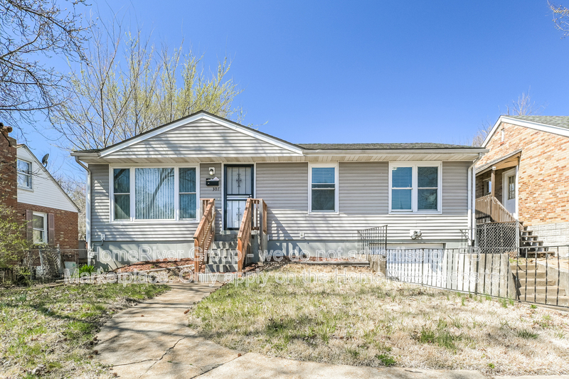 Saint Louis House: 307 Coppinger Dr