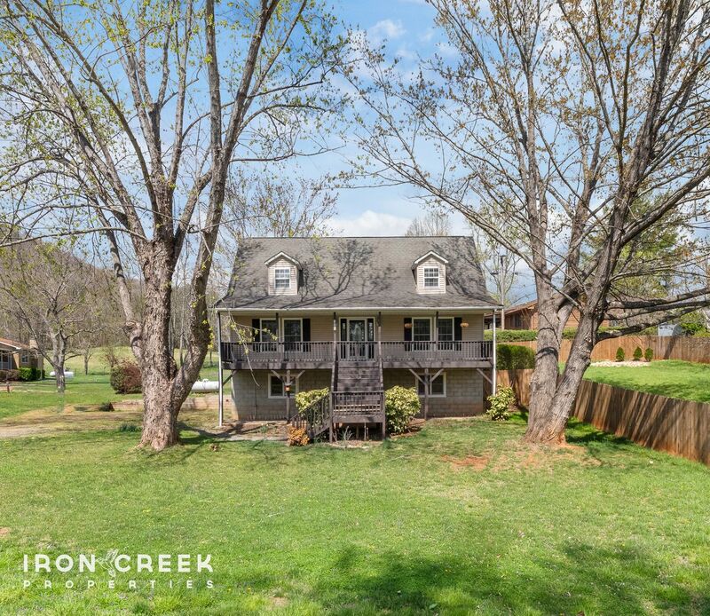 Asheville House: 448 Upper Grassy Branch Road