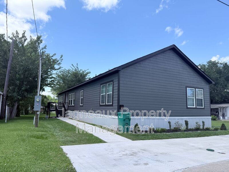 Westlake House: 816 Shady Ln