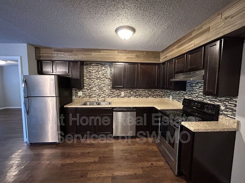 Springfield Condo: 712 E Sunshine