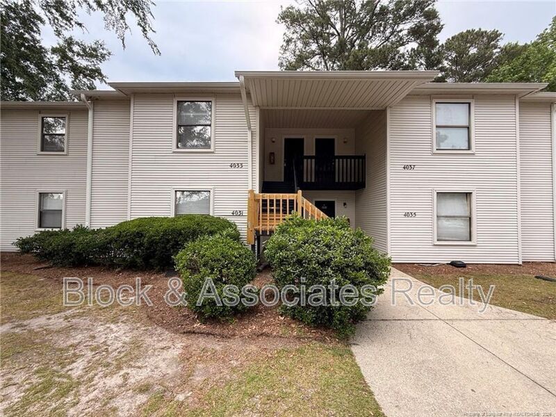 Hope Mills House: 4033 Professional Dr