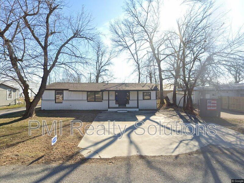 Inola House: 12 1st St NE