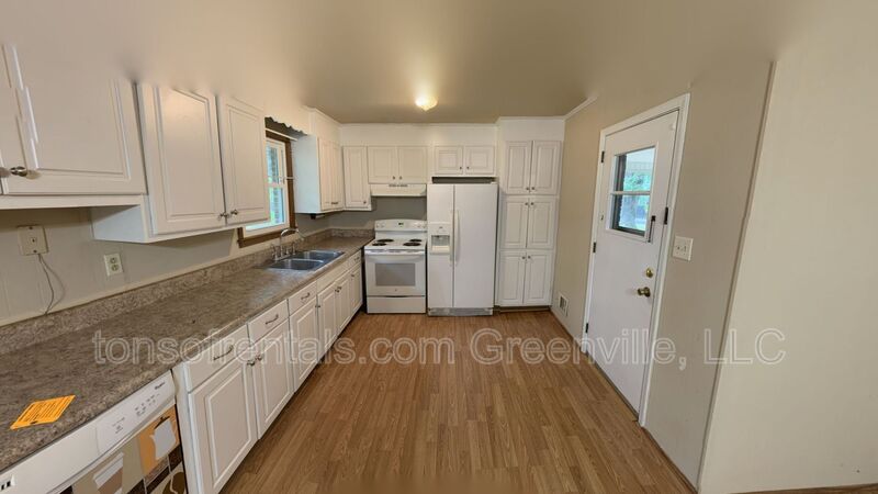 Greenville House: 150 Woodridge Circle