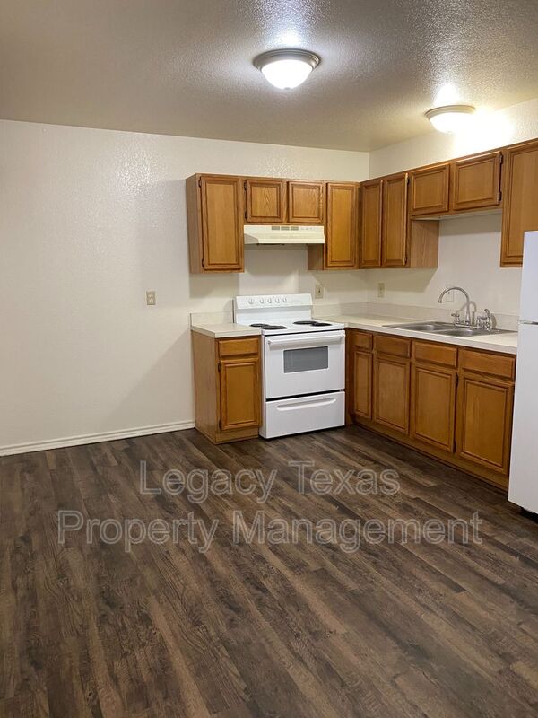 Cleburne Condo: 1106 Williams Ave Apt #E