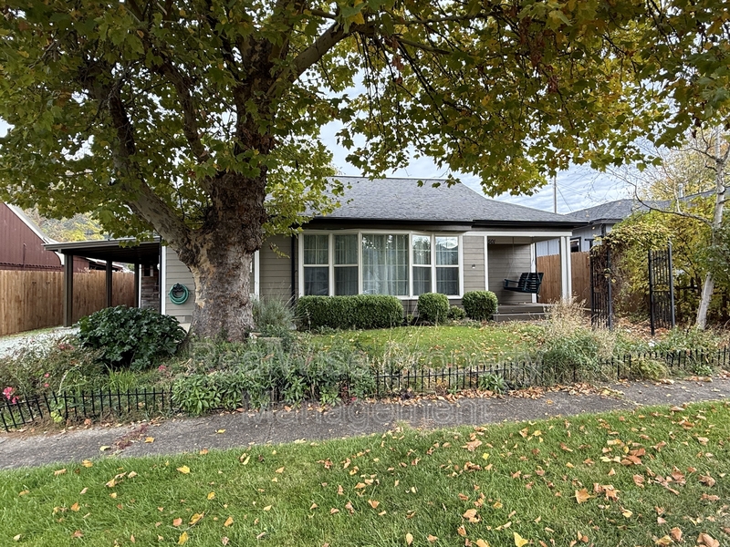 Myrtle Creek House: 501 NE Broadway St