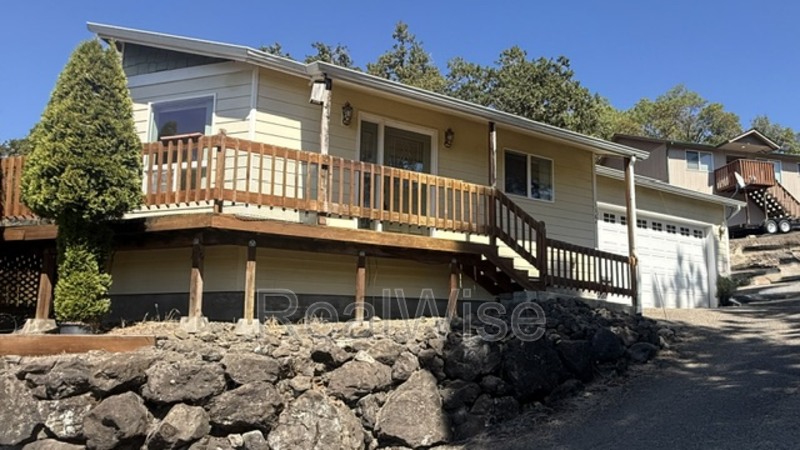 Roseburg House: 1384 NE Ridge Ave
