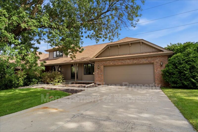 Omaha House: 15527 Mason Cir